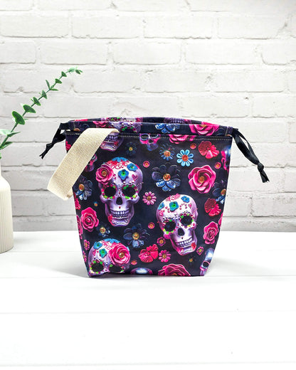 Projekttasche Tuva S mit bunten Sugar Skulls und Blumen auf schwarzem Stoff, passend für 200g Wolle - handgenäht in Bayern von Nadelmikado