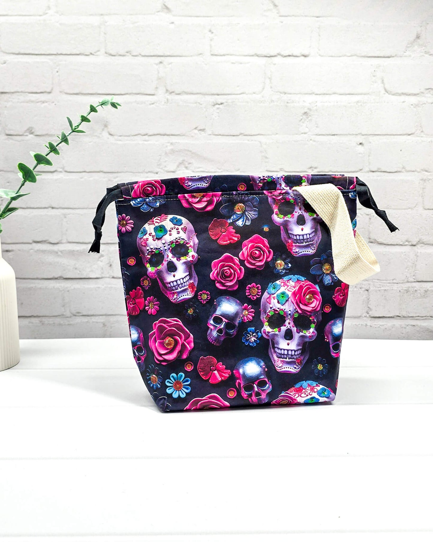 Projekttasche Tuva S mit bunten Sugar Skulls und Blumen auf schwarzem Stoff, passend für 200g Wolle - handgenäht in Bayern von Nadelmikado