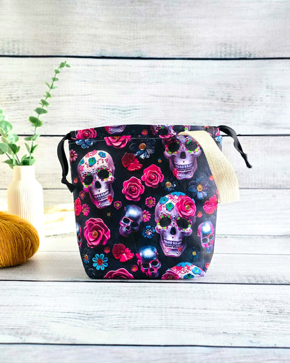 Projektbeutel Sugar Skull – mit Kordelzug und Henkel, handgenäht in Bayern von Nadelmikado