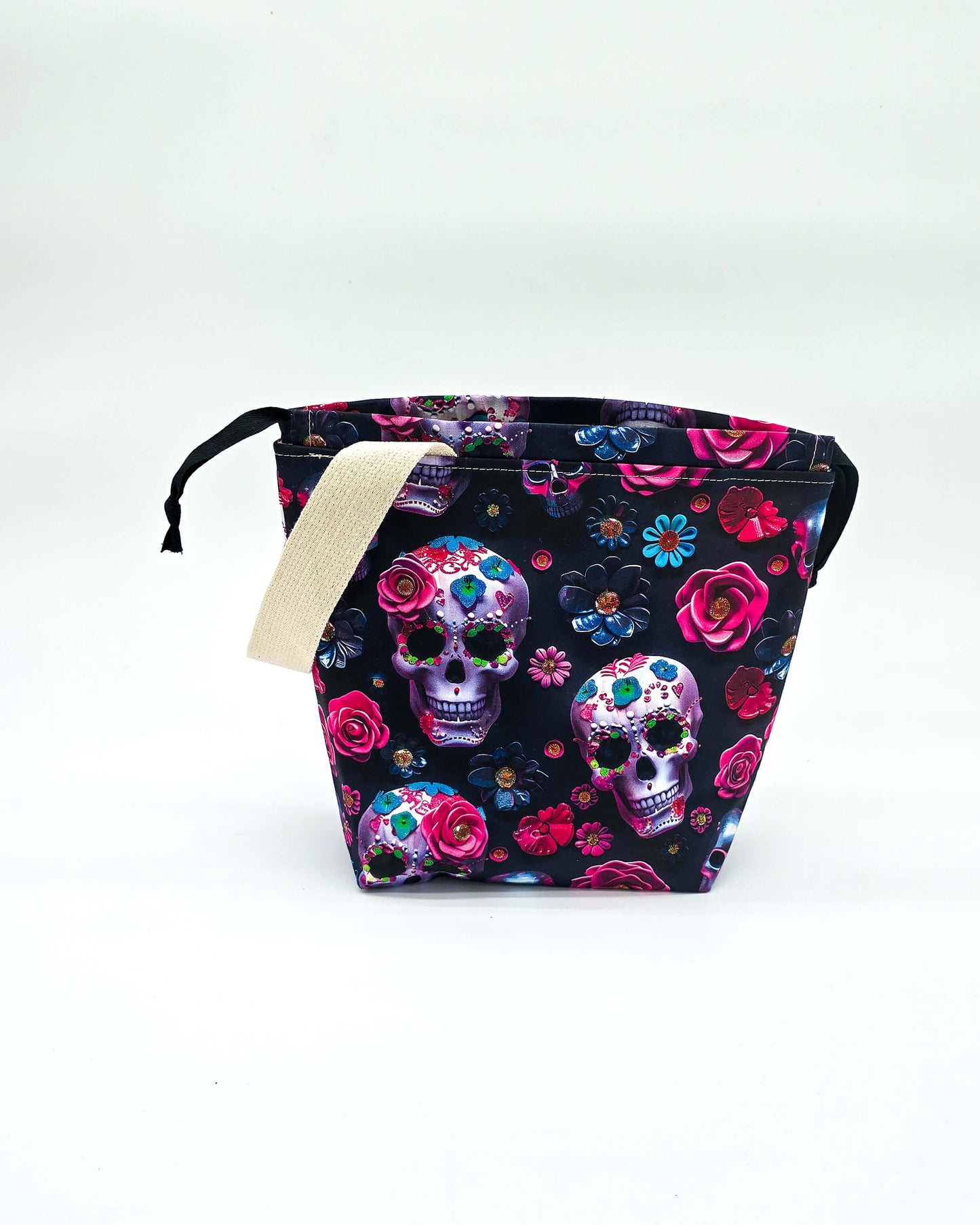 Projektbeutel Sugar Skull – mit Kordelzug und Henkel, handgenäht in Bayern von Nadelmikado