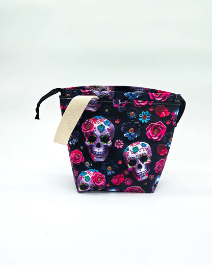 Projektbeutel Sugar Skull – mit Kordelzug und Henkel, handgenäht in Bayern von Nadelmikado