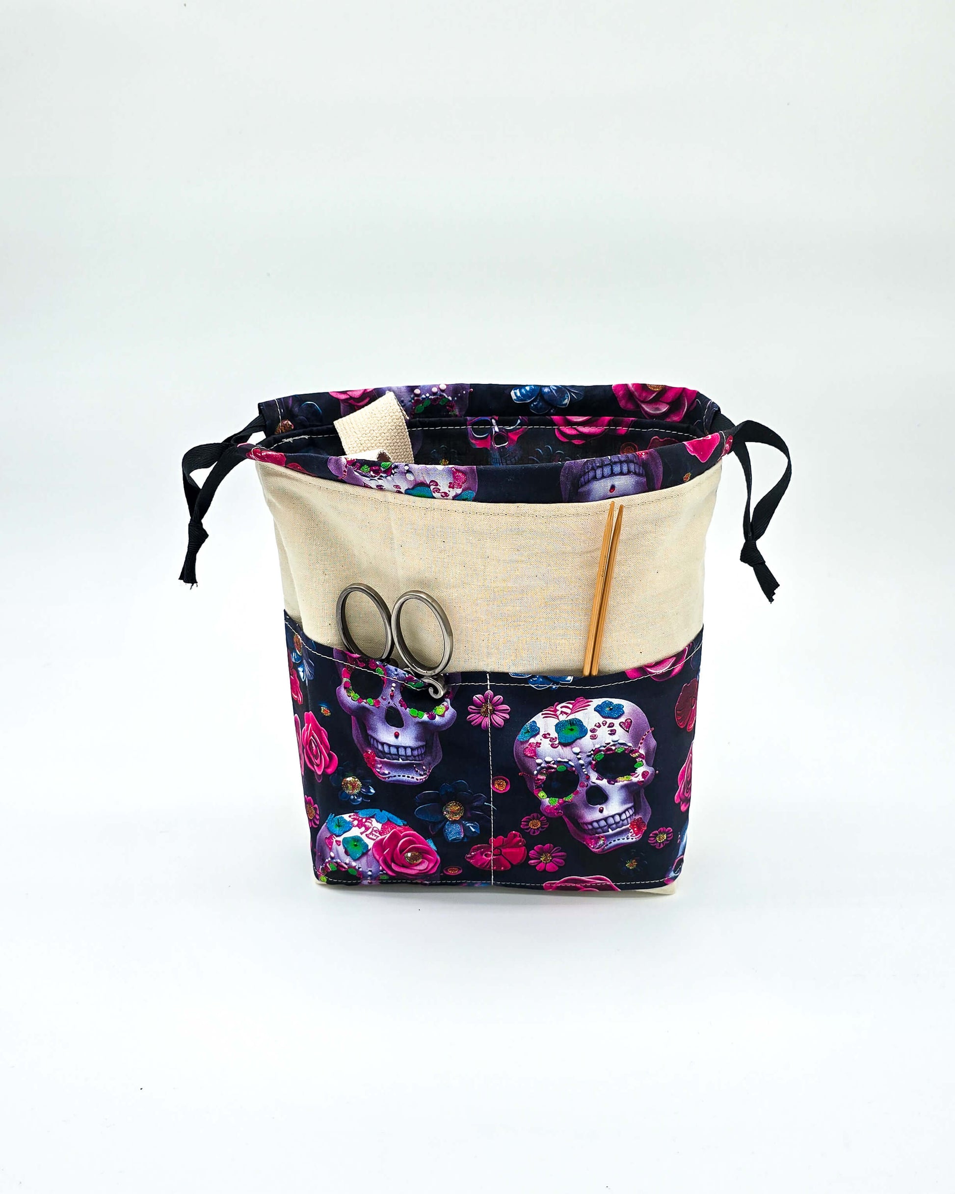 Projektbeutel Sugar Skull – mit Kordelzug und Henkel, handgenäht in Bayern von Nadelmikado