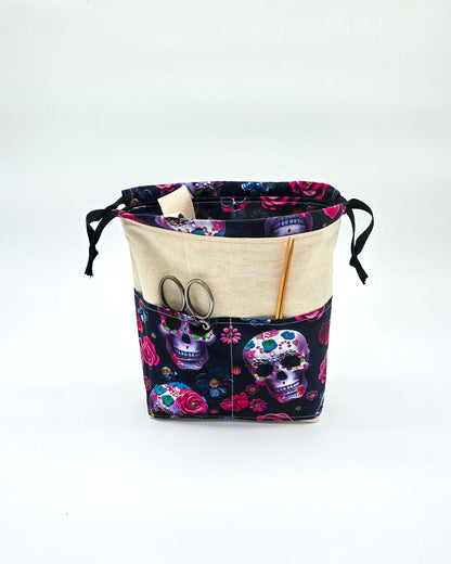 Projektbeutel Sugar Skull – mit Kordelzug und Henkel, handgenäht in Bayern von Nadelmikado