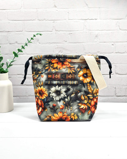 Projekttasche Tuva S mit Vintage-Büchern und floralen Motiven auf dunklem Stoff für Socken- oder Mützenprojekte - handgenäht in Bayern von Nadelmikado