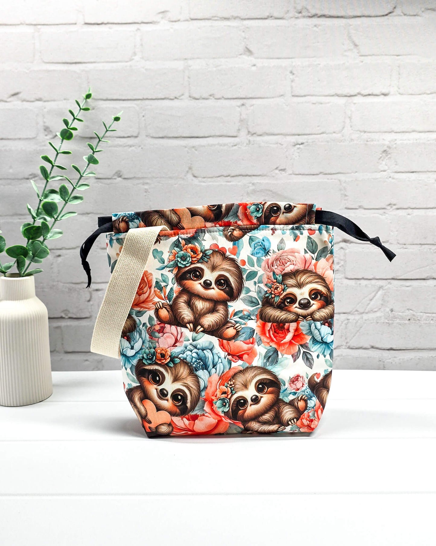 Stricktasche Größe S mit buntem Faultier-Print, Stellfläche für Wolle und Platz für 200g Garn – ideal zum Sockenstricken. Handarbeit aus Bayern von Nadelmikado.