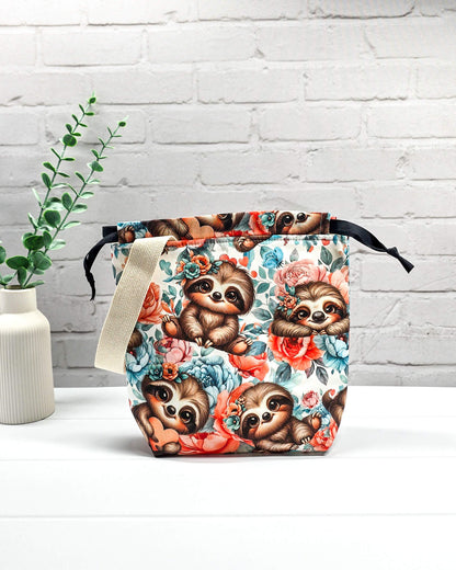 Stricktasche Größe S mit buntem Faultier-Print, Stellfläche für Wolle und Platz für 200g Garn – ideal zum Sockenstricken. Handarbeit aus Bayern von Nadelmikado.