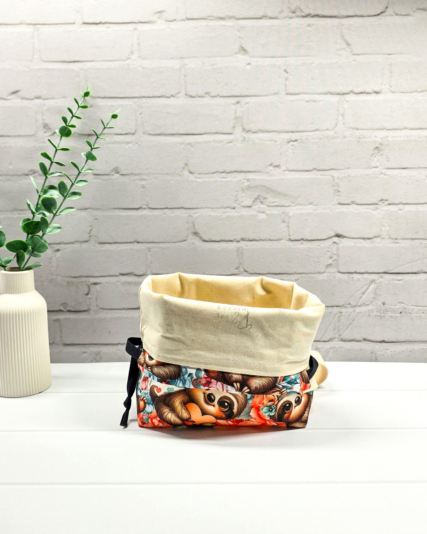 Stricktasche Größe S mit buntem Faultier-Print, Stellfläche für Wolle und Platz für 200g Garn – ideal zum Sockenstricken. Handarbeit aus Bayern von Nadelmikado.