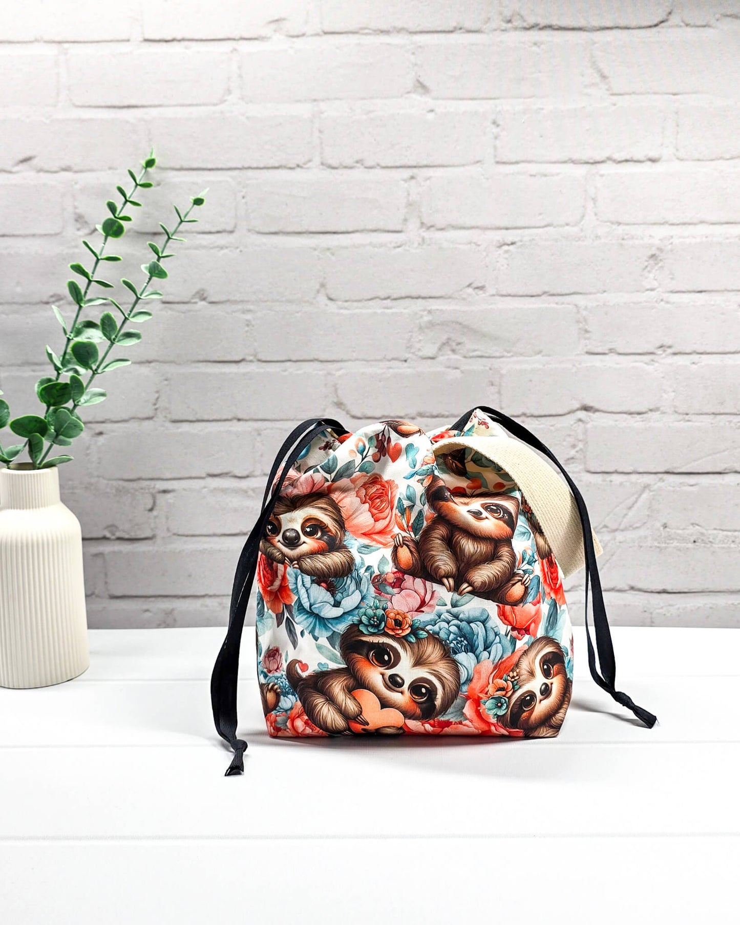 Stricktasche Größe S mit buntem Faultier-Print, Stellfläche für Wolle und Platz für 200g Garn – ideal zum Sockenstricken. Handarbeit aus Bayern von Nadelmikado.