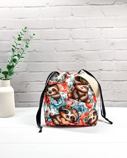 Stricktasche Größe S mit buntem Faultier-Print, Stellfläche für Wolle und Platz für 200g Garn – ideal zum Sockenstricken. Handarbeit aus Bayern von Nadelmikado.