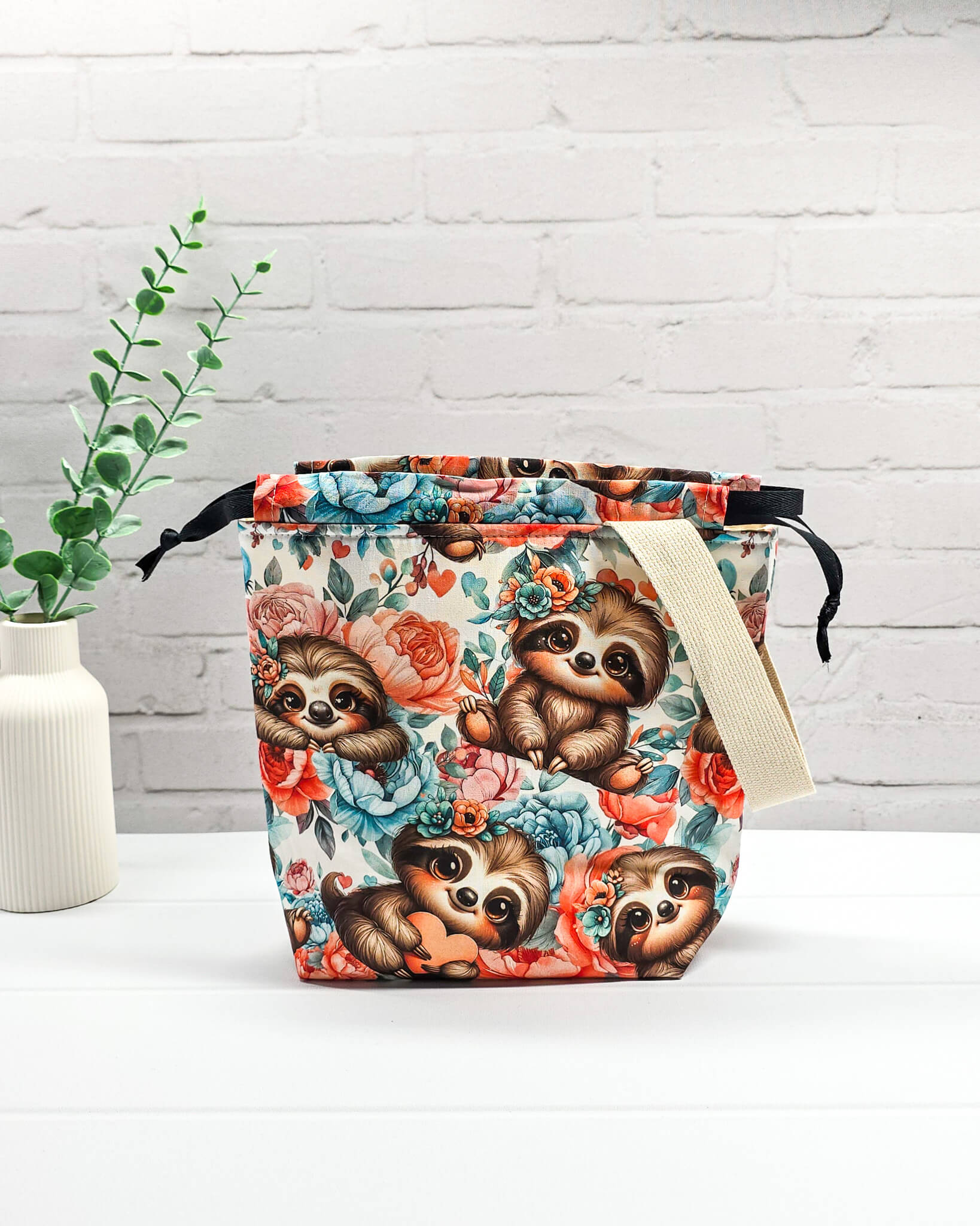 Stricktasche Größe S mit buntem Faultier-Print, Stellfläche für Wolle und Platz für 200g Garn – ideal zum Sockenstricken. Handarbeit aus Bayern von Nadelmikado.