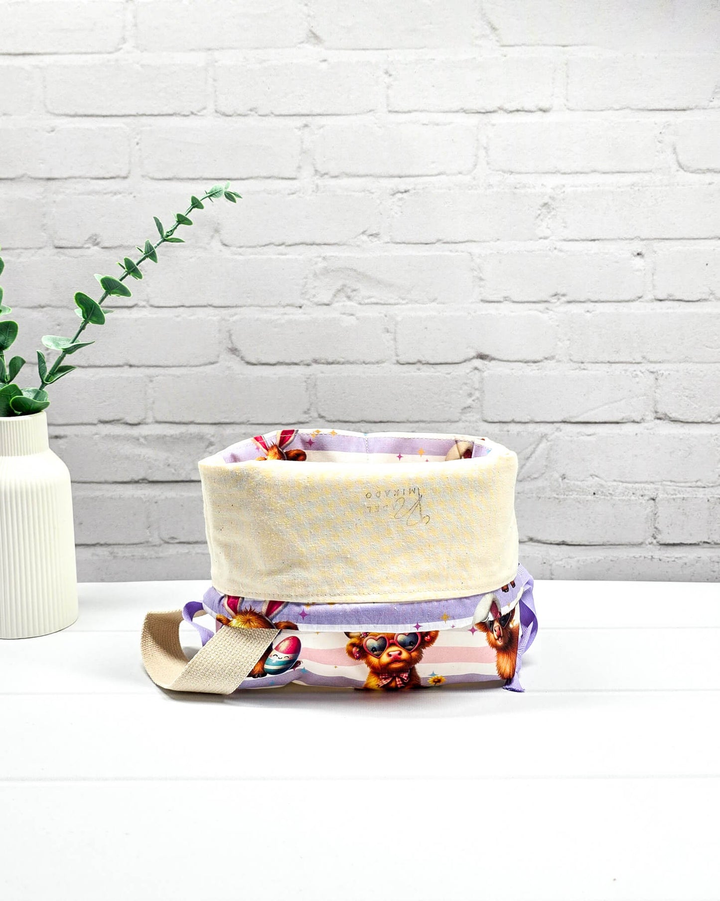 Gestreifte Projekttasche Tuva S mit Highland-Cow-Motiven im Oster-Stil (Hasenohren und Sonnenbrillen) - handgenäht in Bayern von Nadelmikado