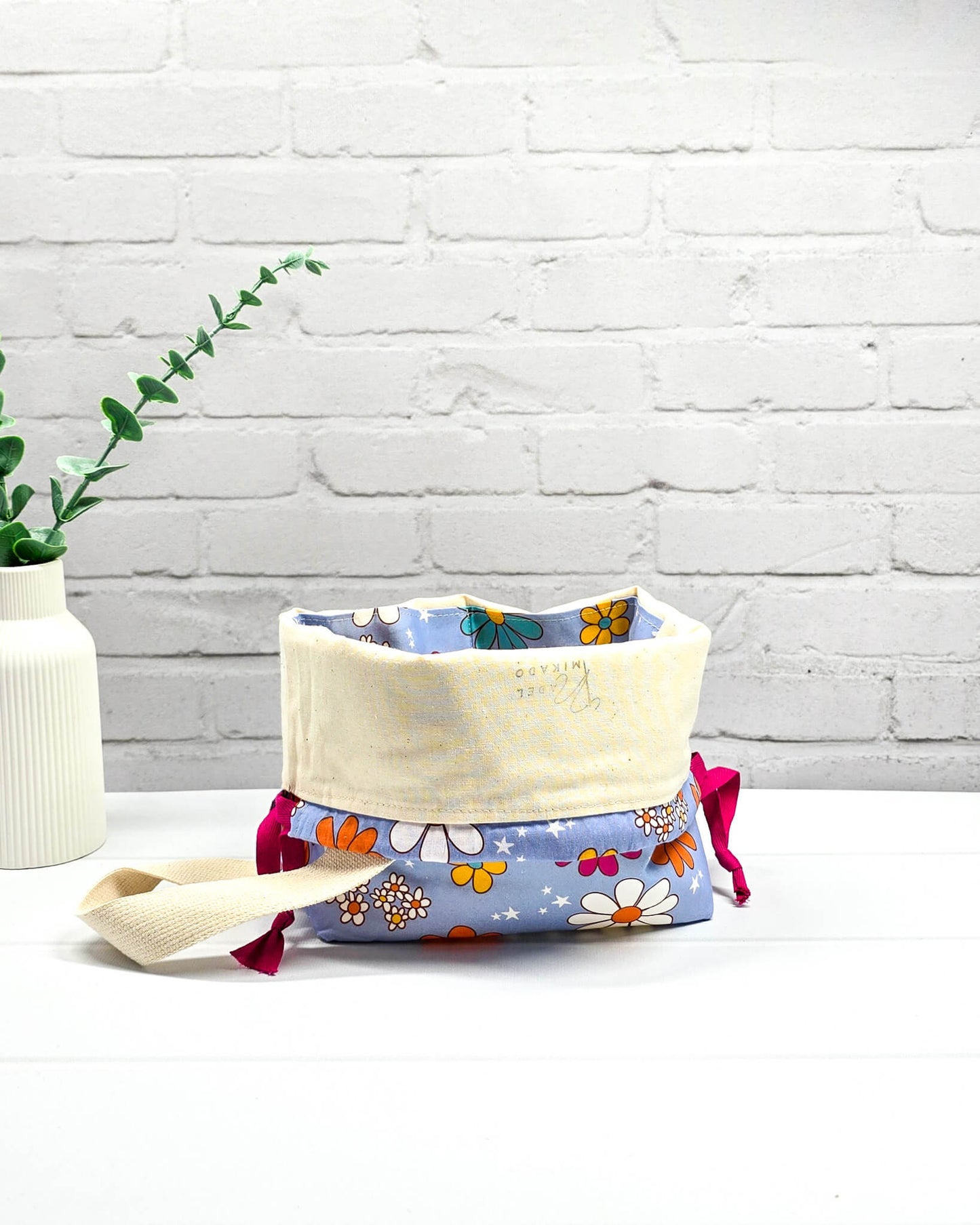 Hellblaue Projekttasche Tuva S mit bunten Retro-Blumen in Orange, Pink und Türkis - handgenäht in Bayern von Nadelmikado