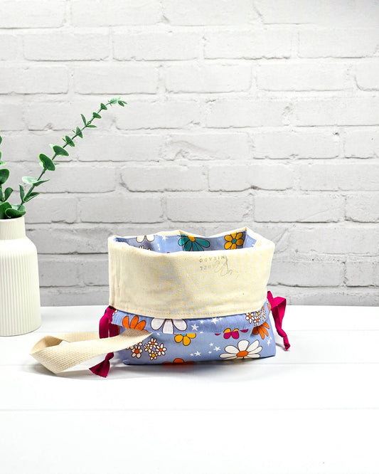 Hellblaue Projekttasche Tuva S mit bunten Retro-Blumen in Orange, Pink und Türkis - handgenäht in Bayern von Nadelmikado