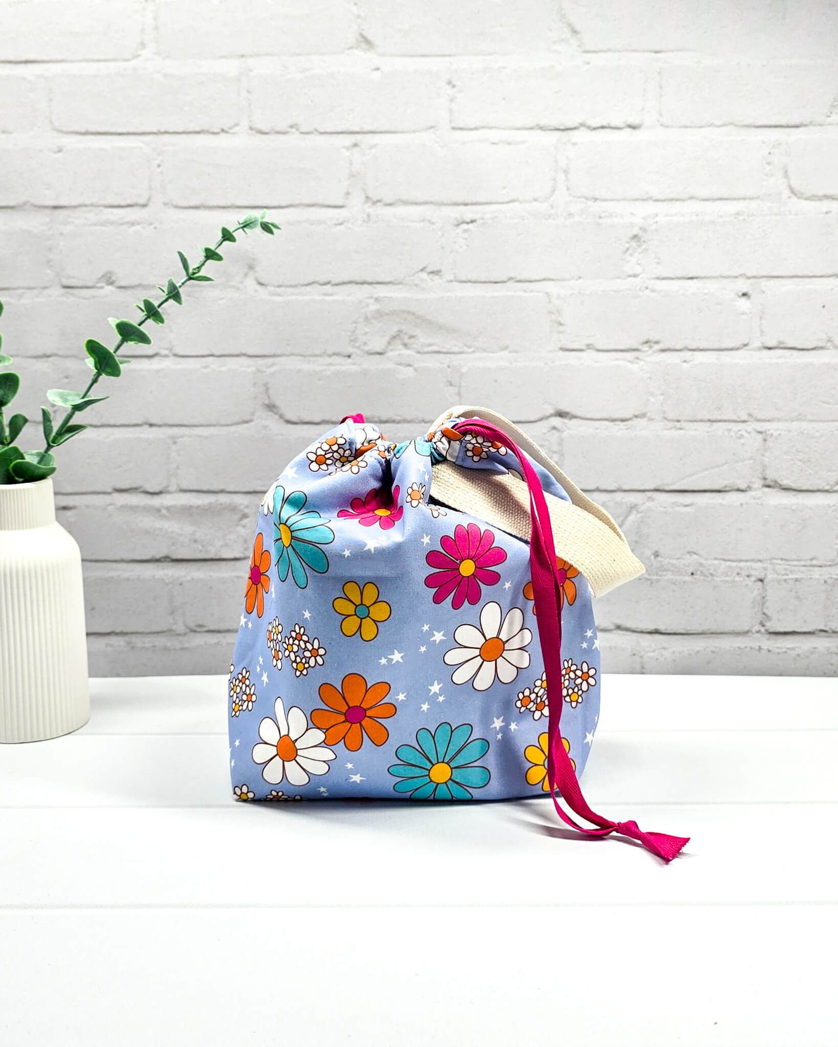 Hellblaue Projekttasche Tuva S mit bunten Retro-Blumen in Orange, Pink und Türkis - handgenäht in Bayern von Nadelmikado