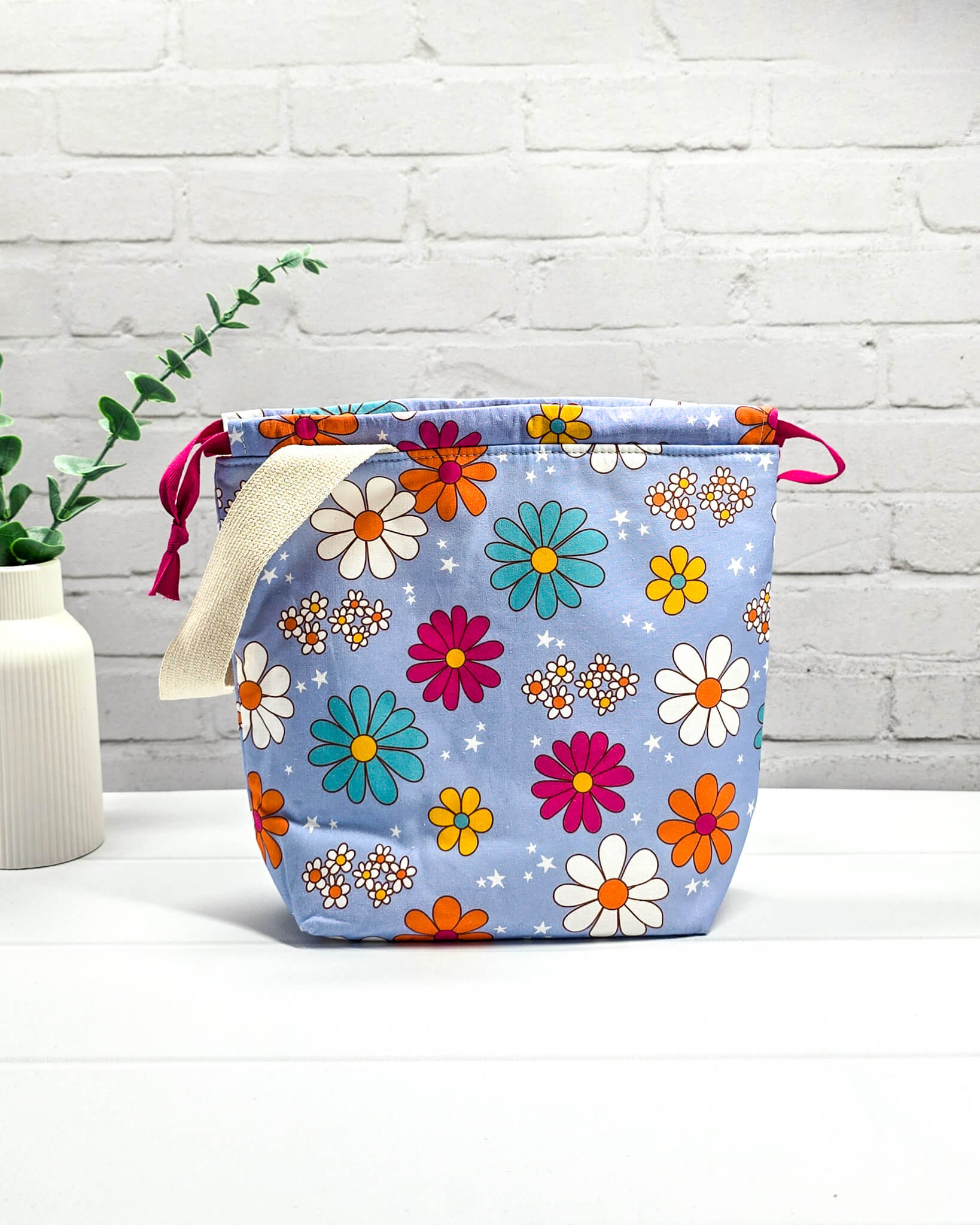 Hellblaue Projekttasche Tuva S mit bunten Retro-Blumen in Orange, Pink und Türkis - handgenäht in Bayern von Nadelmikado