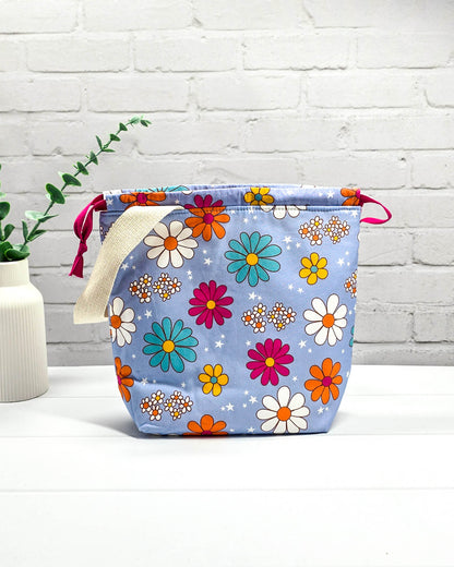 Hellblaue Projekttasche Tuva S mit bunten Retro-Blumen in Orange, Pink und Türkis - handgenäht in Bayern von Nadelmikado