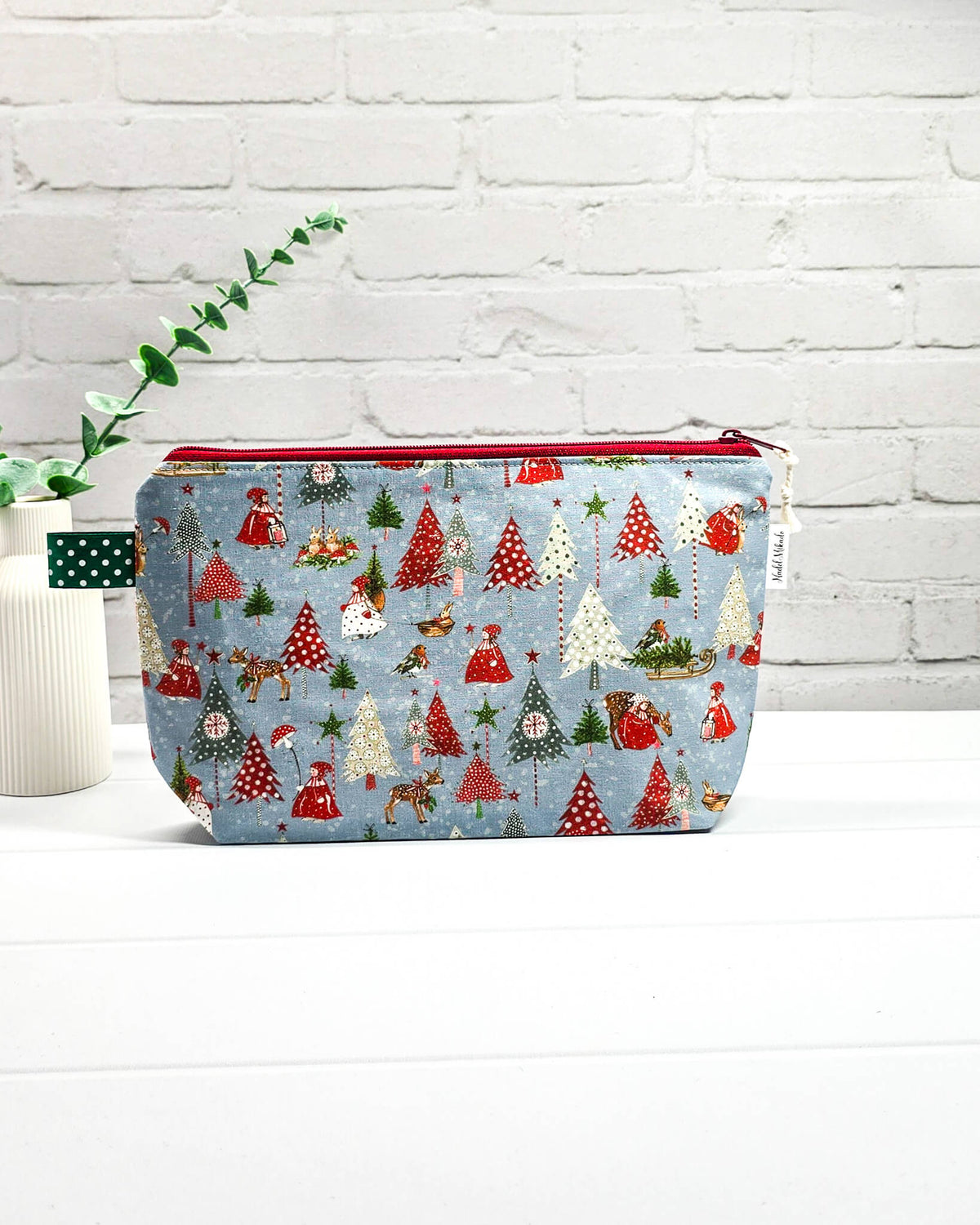 Stricktasche mit winterlichen Tannenbäumen, Waldtieren und Weihnachtsmotiven. Handgenäht in Bayern von NadelMikado.