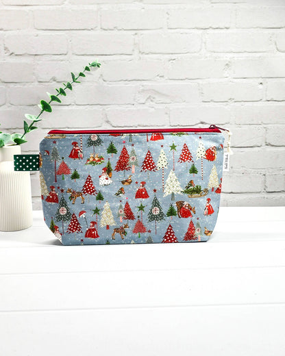 Stricktasche mit winterlichen Tannenbäumen, Waldtieren und Weihnachtsmotiven. Handgenäht in Bayern von NadelMikado.