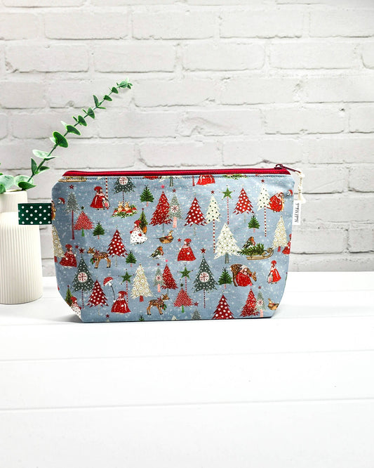Stricktasche mit winterlichen Tannenbäumen, Waldtieren und Weihnachtsmotiven. Handgenäht in Bayern von NadelMikado.
