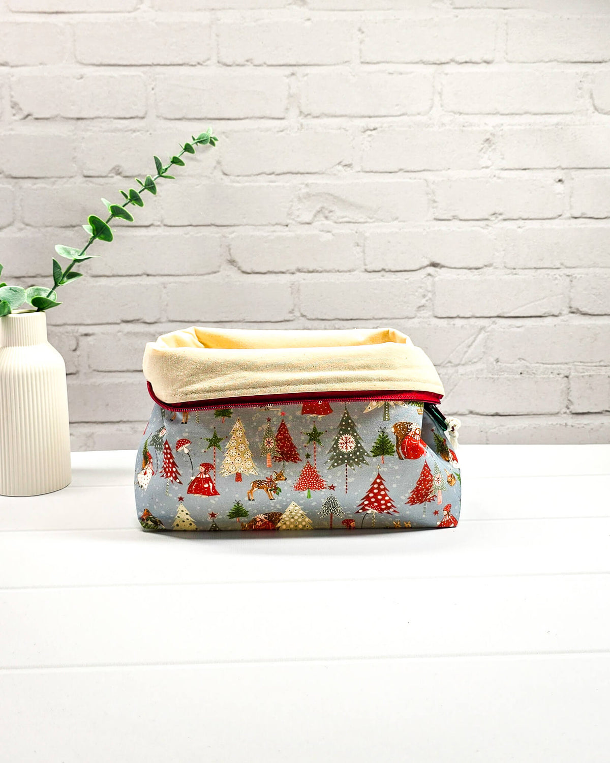 Stricktasche mit winterlichen Tannenbäumen, Waldtieren und Weihnachtsmotiven. Handgenäht in Bayern von NadelMikado.