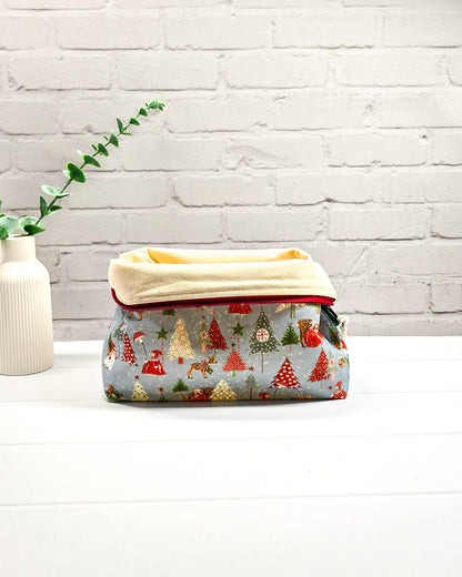 Stricktasche mit winterlichen Tannenbäumen, Waldtieren und Weihnachtsmotiven. Handgenäht in Bayern von NadelMikado.