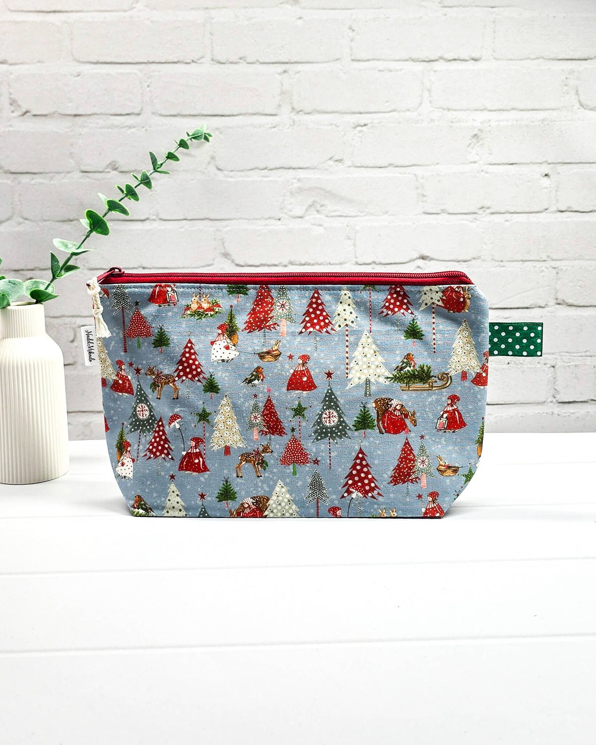 Stricktasche mit winterlichen Tannenbäumen, Waldtieren und Weihnachtsmotiven. Handgenäht in Bayern von NadelMikado.