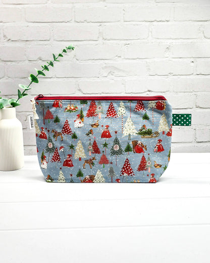 Stricktasche mit winterlichen Tannenbäumen, Waldtieren und Weihnachtsmotiven. Handgenäht in Bayern von NadelMikado.