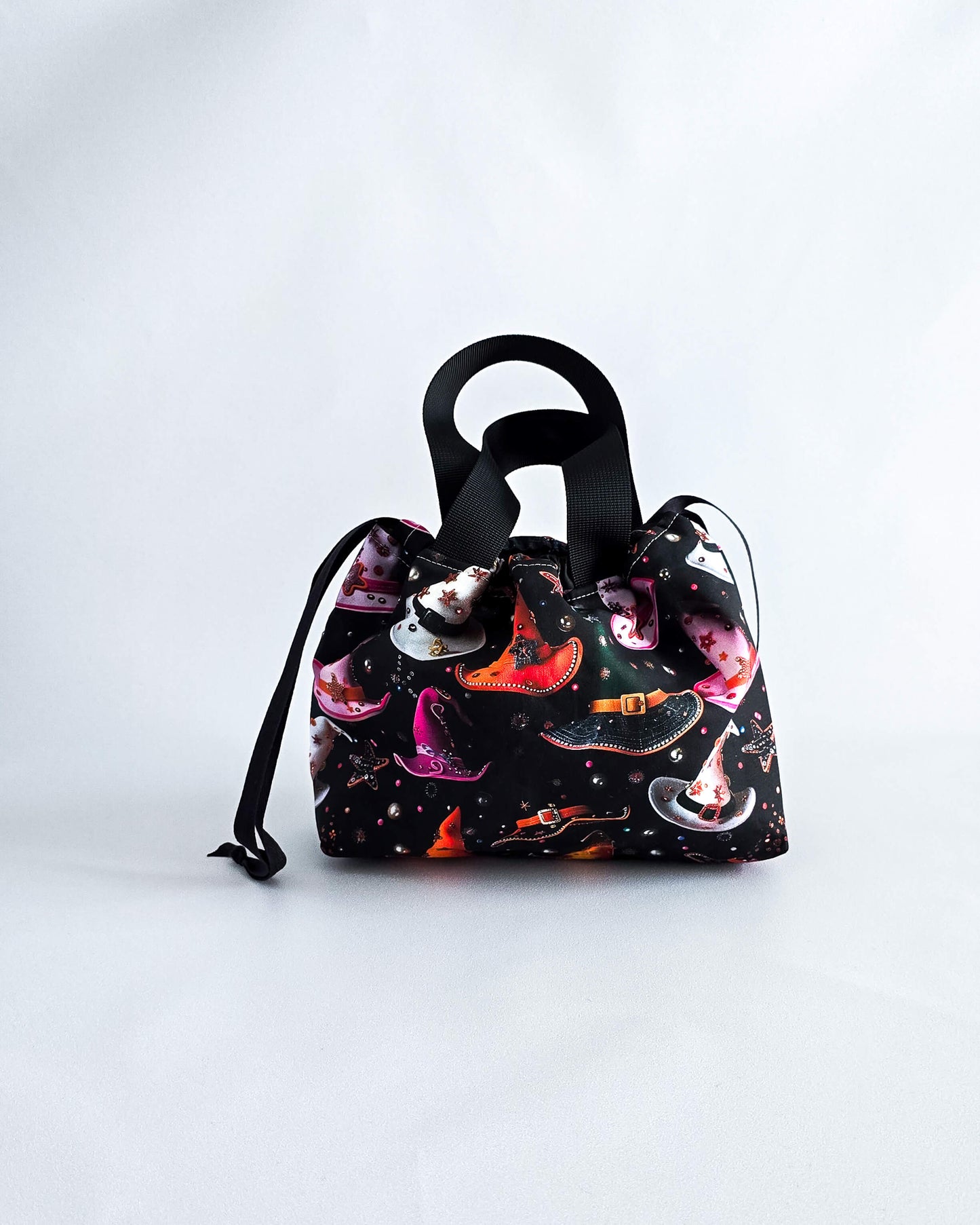 Alva Bag Hexenhüte, handgenähte Projekttasche mit bunten Zauberhüten, Nadelmikado, Deutschland