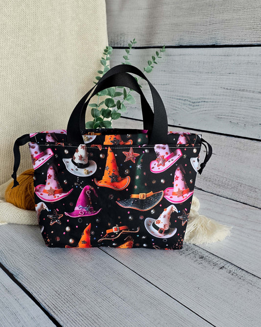 Alva Bag Hexenhüte, handgenähte Projekttasche mit bunten Zauberhüten, Nadelmikado, Deutschland