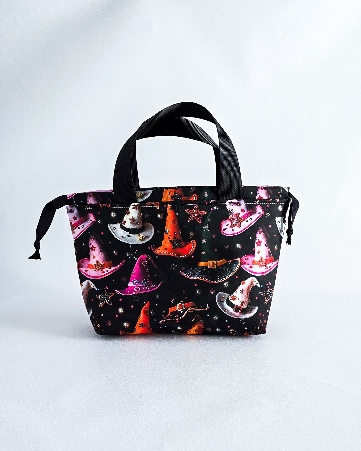 Alva Bag Hexenhüte, handgenähte Projekttasche mit bunten Zauberhüten, Nadelmikado, Deutschland
