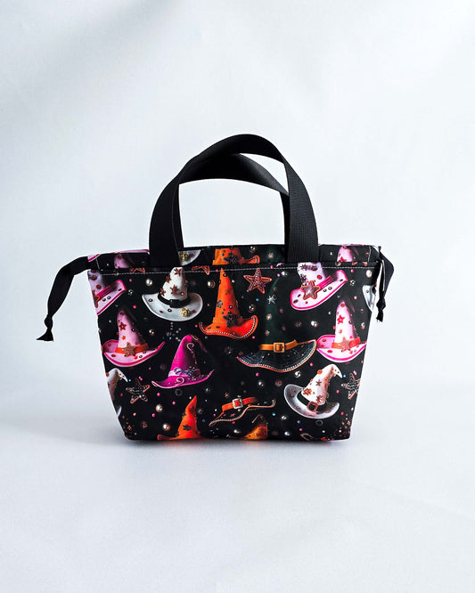 Alva Bag Hexenhüte, handgenähte Projekttasche mit bunten Zauberhüten, Nadelmikado, Deutschland