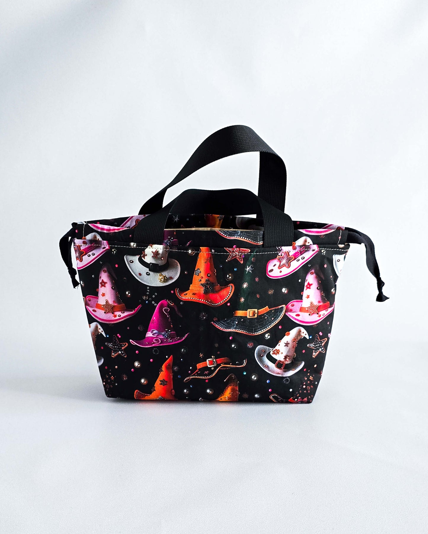 Alva Bag Hexenhüte, handgenähte Projekttasche mit bunten Zauberhüten, Nadelmikado, Deutschland