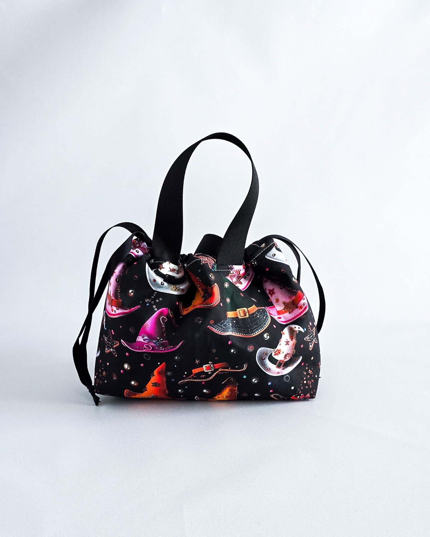 Alva Bag Hexenhüte, handgenähte Projekttasche mit bunten Zauberhüten, Nadelmikado, Deutschland