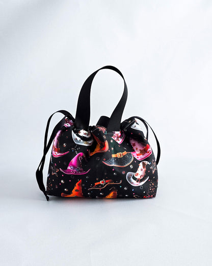 Alva Bag Hexenhüte, handgenähte Projekttasche mit bunten Zauberhüten, Nadelmikado, Deutschland