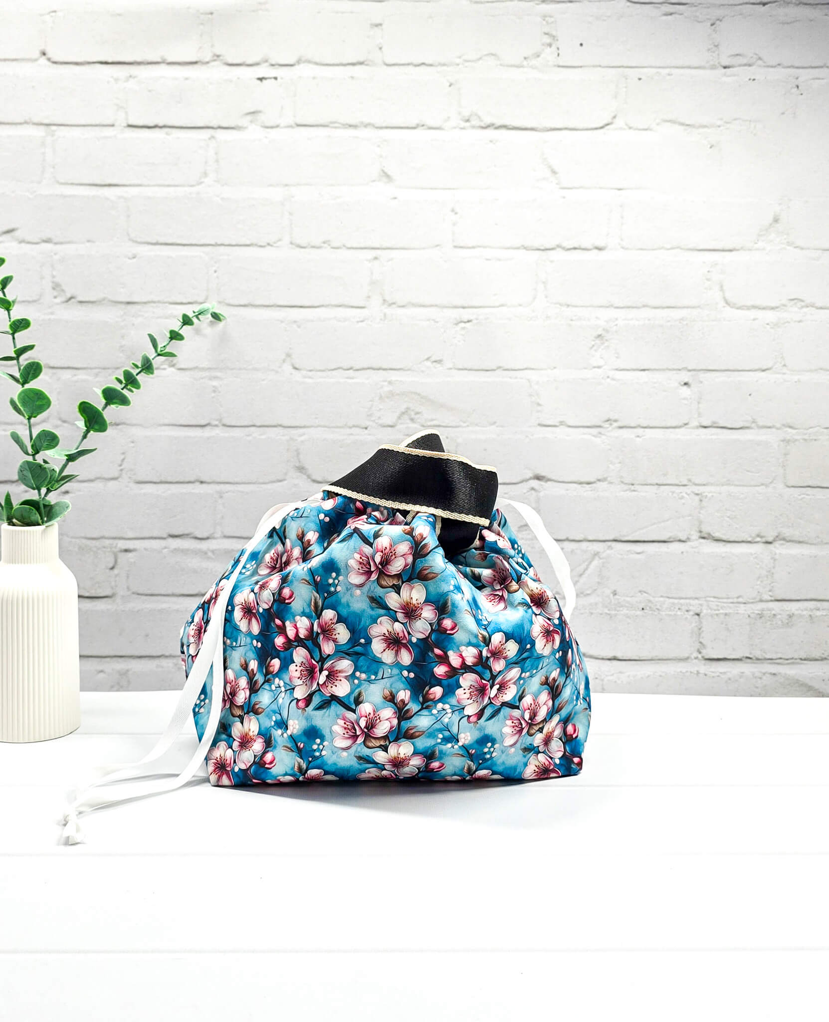 Projekttasche Alva M blau rosa floral handgenäht Bayern von Nadelmikado
