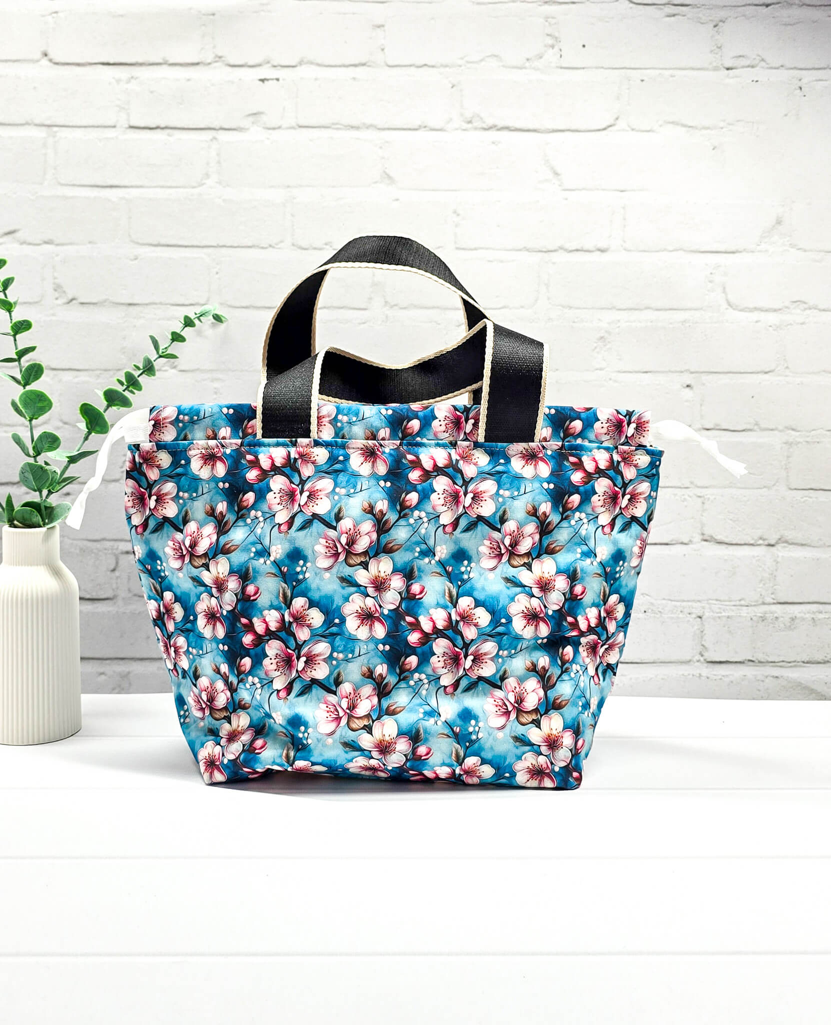 Projekttasche Alva M blau rosa floral handgenäht Bayern von Nadelmikado