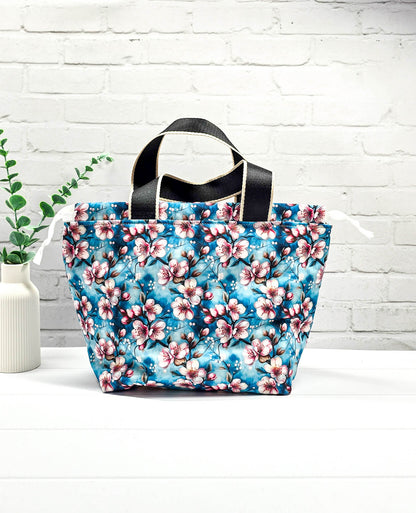 Projekttasche Alva M blau rosa floral handgenäht Bayern von Nadelmikado