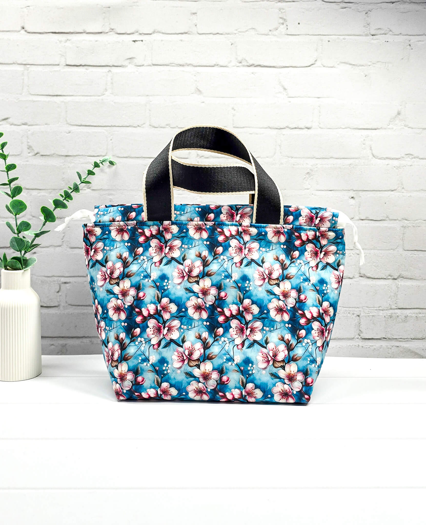 Projekttasche Alva M blau rosa floral handgenäht Bayern von Nadelmikado