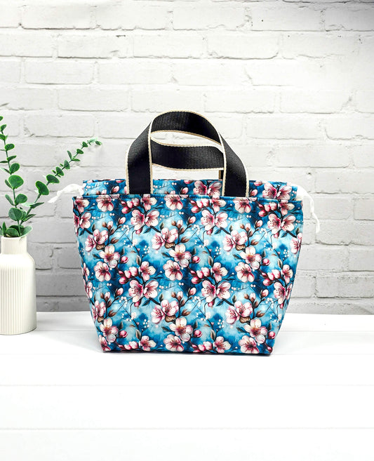 Projekttasche Alva M blau rosa floral handgenäht Bayern von Nadelmikado