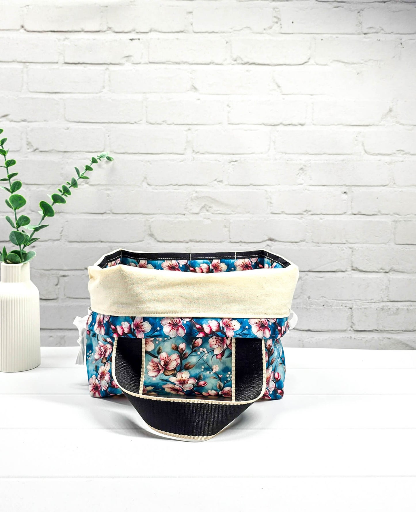 Projekttasche Alva M blau rosa floral handgenäht Bayern von Nadelmikado