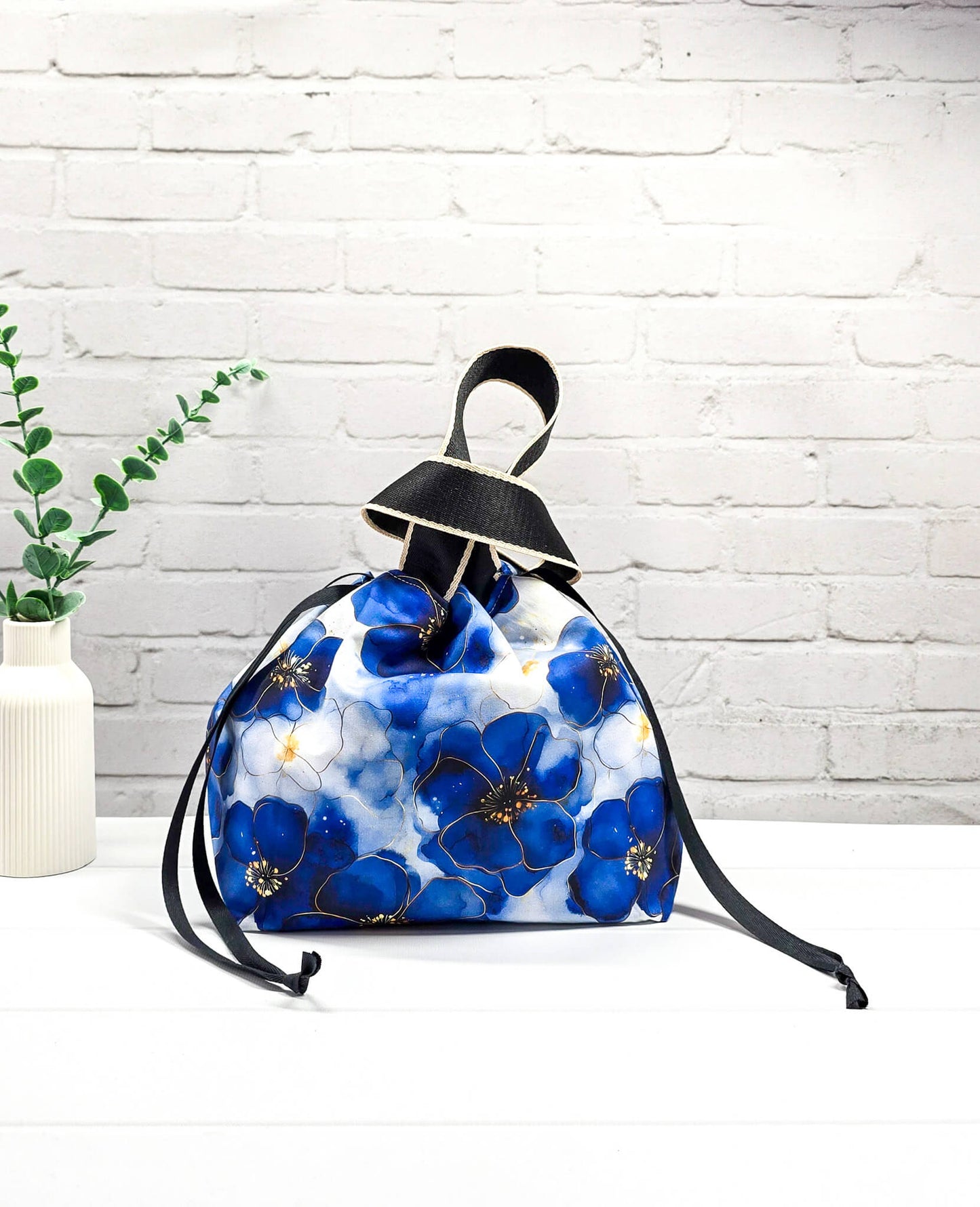 Projekttasche Alva M blau floral hell handgenäht Bayern von Nadelmikado