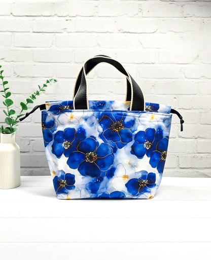 Projekttasche Alva M blau floral hell handgenäht Bayern von Nadelmikado