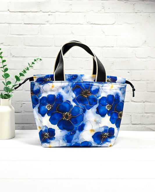 Projekttasche Alva M blau floral hell handgenäht Bayern von Nadelmikado