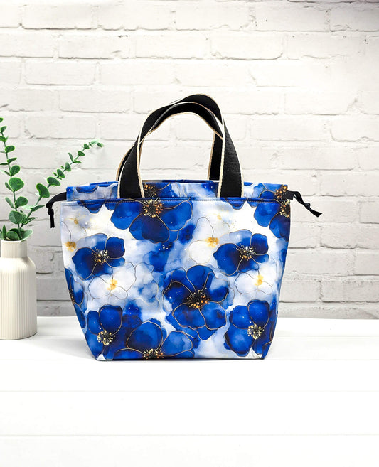 Projekttasche Alva M blau floral hell handgenäht Bayern von Nadelmikado