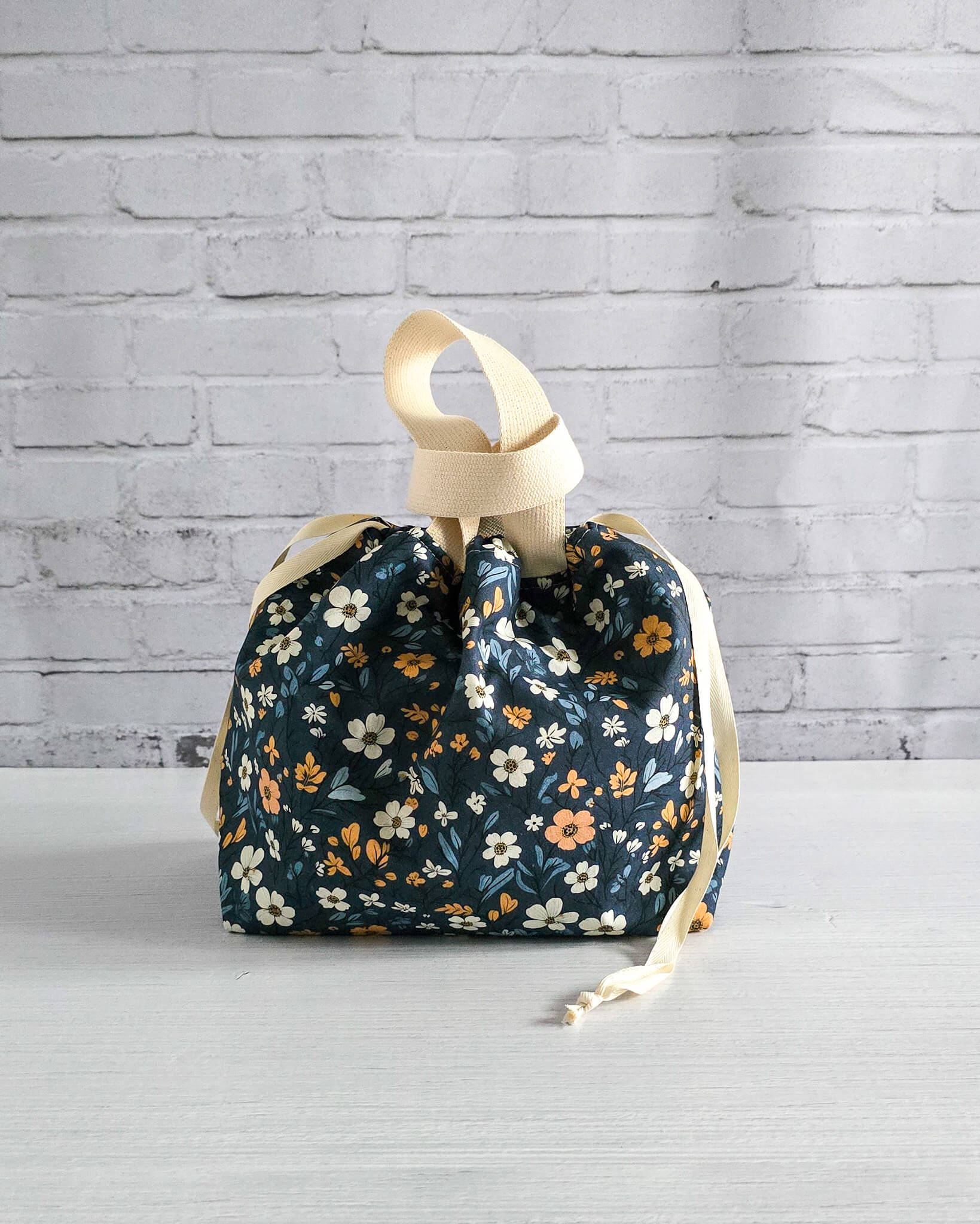 Projekttasche Alva M Blue Meadow handgenäht in Bayern von Nadelmikado