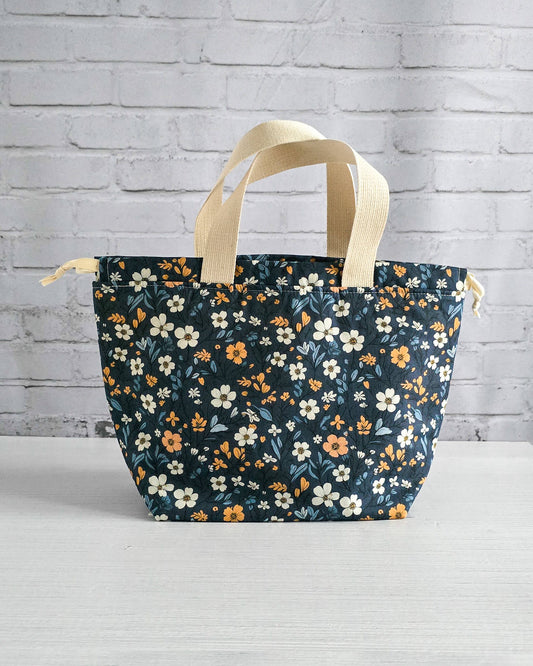 Projekttasche Alva M Blue Meadow handgenäht in Bayern von Nadelmikado