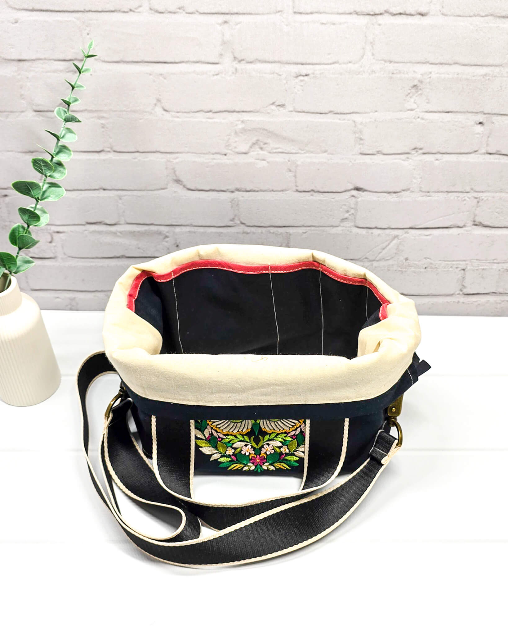 Projekttasche Alva M mit Eulenmotiv und Blütenkranz - handgenäht in Bayern von Nadelmikado