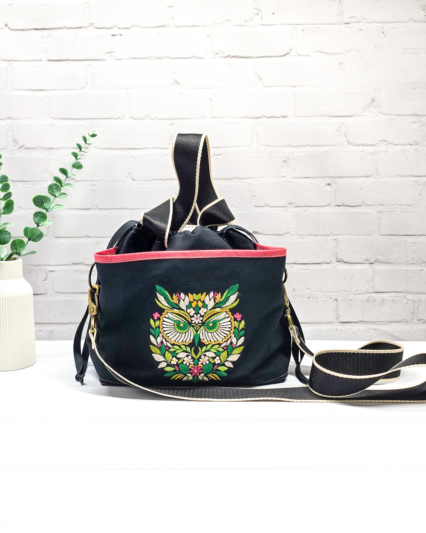Projekttasche Alva M mit Eulenmotiv und Blütenkranz - handgenäht in Bayern von Nadelmikado