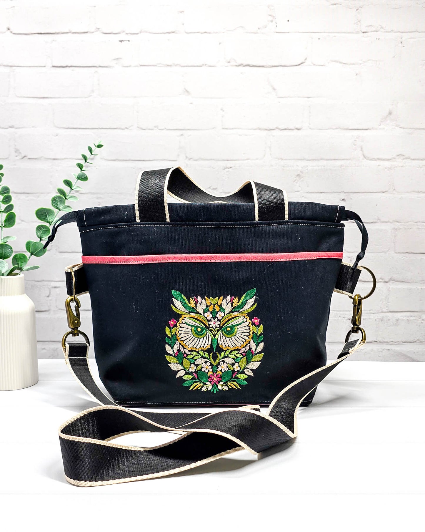 Projekttasche Alva M mit Eulenmotiv und Blütenkranz - handgenäht in Bayern von Nadelmikado