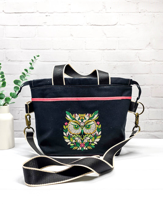 Projekttasche Alva M mit Eulenmotiv und Blütenkranz - handgenäht in Bayern von Nadelmikado